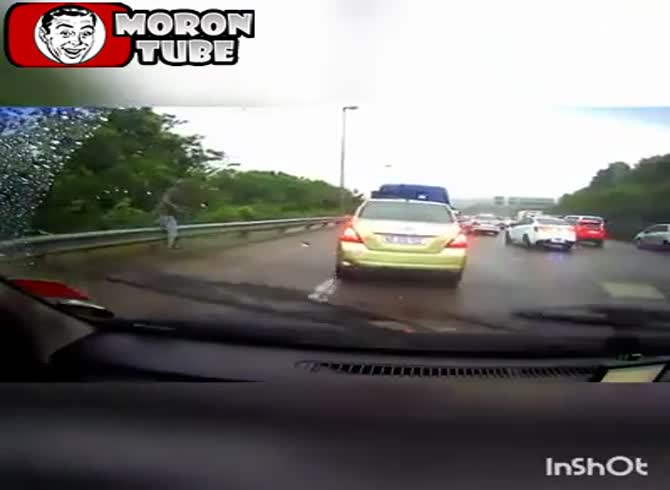 Video :A robber robs a driver on a freeway!